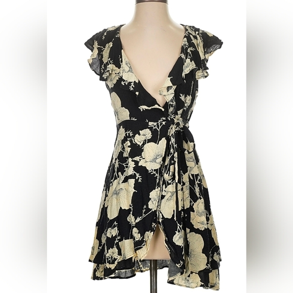 Free People Dresses & Skirts - Free People Floral Black and White Wrap Dress Sz S